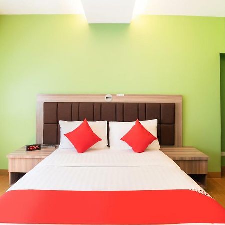 Oyo 196 Destiny Hotel Makati City Exterior photo