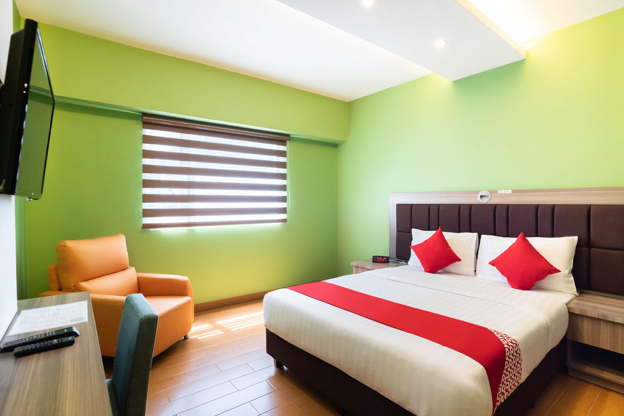 Oyo 196 Destiny Hotel Makati City Exterior photo