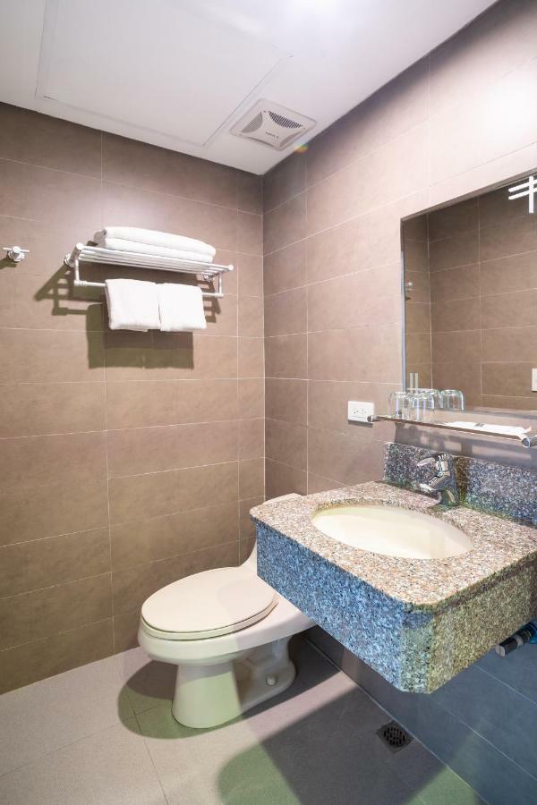 Oyo 196 Destiny Hotel Makati City Exterior photo