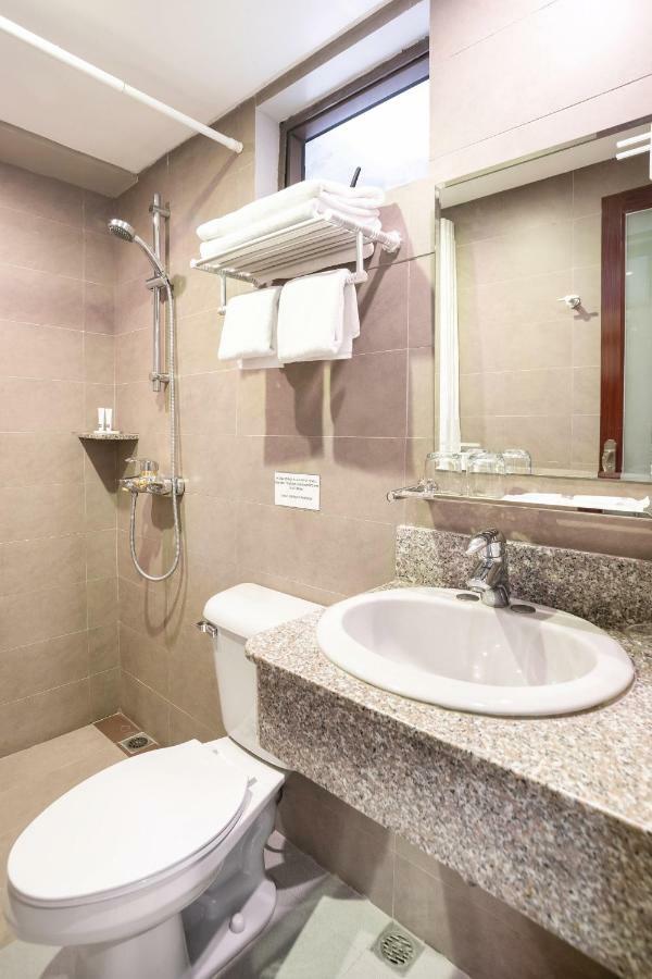Oyo 196 Destiny Hotel Makati City Exterior photo